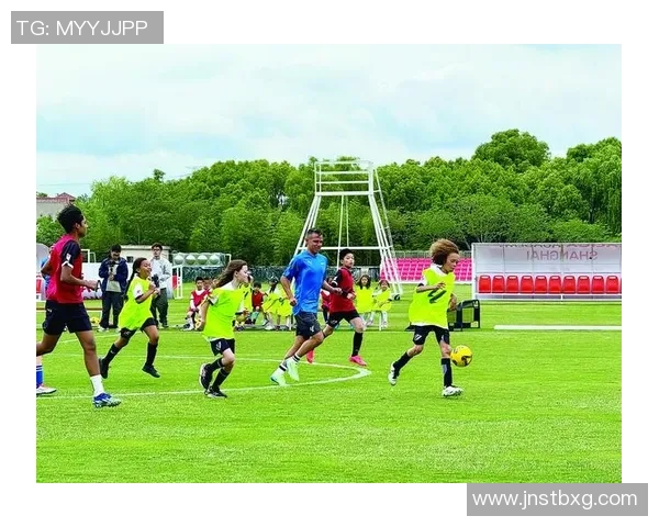 足球明星在绿茵场上的精彩瞬间定格画报展现激情与技艺的完美结合